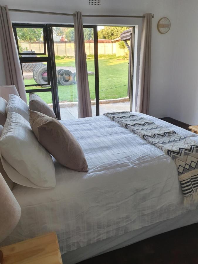 Alu Guesthouse Roodepoort Exteriör bild